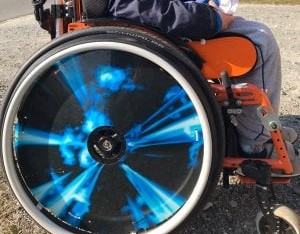 Rollstuhl mit Leuchtspeichen
