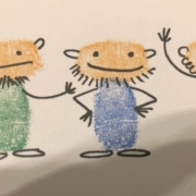 drei Maennchen mit Bart in gruen, blau und rot