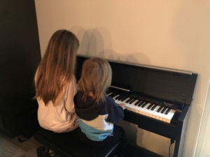 zwei Kinder, die Klavier spielen