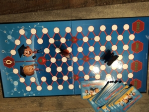 Spielplan und Spielkarten des Spiels Klein schlaegt Groß am Tisch ausgebreitet