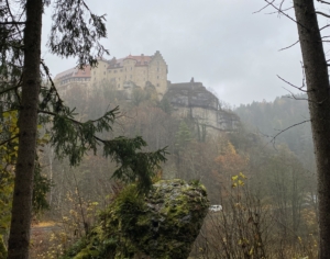 Mittelalterliche Burg im Nebel