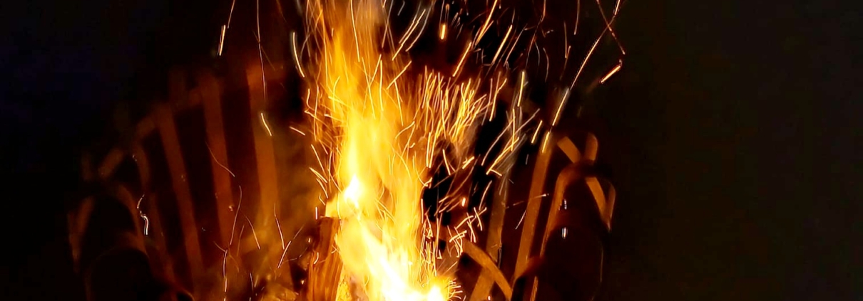 Feuer brennt in einem Feuerkorb