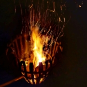 Feuer brennt in einem Feuerkorb