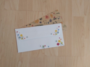 Briefkuverts mit Blumen verziert