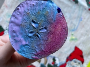 Seite des Apfels mit verschiedenfarbiger Acrylfarbe bestrichen
