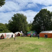 ein Platz auf einer Wiese mit Zelten