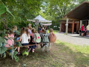 Kinder sitzen auf einer Bierbank