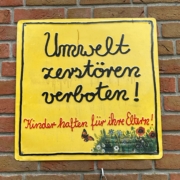 gelbes Schild mit Umwelt zerstoeren verboten