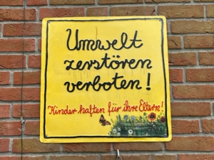 gelbes Schild mit Umwelt zerstoeren verboten